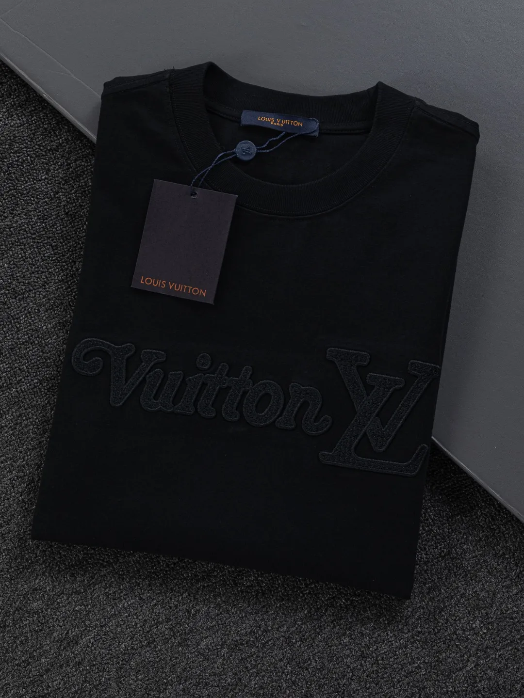 🅿️220 Louis Vuitton 1V LV slightly wide version S-XL LV 26ss new product counters are on the shelves at the same time. Multiple craftsmanship. Three-dimensional water-soluble cotton letters on the chest🪡 embroidery + water-soluble cotton large letters logo on the back🪡 embroidery. Round neck short-sleeved T-shirt, same style for men and women! Consigned to one-to-one creation. Synchronized with the official website, pure cotton fabrics at the counter! It is close to the skin and comfortable, durable and easy to wear. It has a classic and simple logo design and meticulous original craftsmanship. Short-sleeves, a must-have item for men, do not appear to be the same for the general public, but must be unique and eye-catching. This LV short-sleeve is all about quality, comfort, the same shape and fashion as always, including fabrics and cutting techniques. All of them have been made with great effort! 320 grams of washed pure cotton fabric, pure cotton is breathable, very refreshing and comfortable for daily wear. The rib knitting on the neckline is smooth and tight, and the neckline will not be skewed if you toss it at will. The loose version, you will find that it looks really good on the upper body. The overall is minimalist and neat, super versatile for daily use! Pair it casually with a pair of pants for a youthful look. A T-shirt will make your outfit crazy. It is a fashionable item that can never go wrong! Color: Black White Size: S-XL Size chart: S: Shoulder width 50-Bust 56-Length 70 M: Shoulder width 52-Bust 57-Length 72 L: Shoulder width 54-Bust 59-Length 74 XL: Shoulder width 56-Bust 62-Length 76